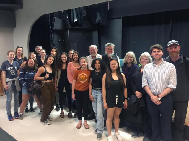 Students and faculty who attended the event take a picture with Bill Bryson