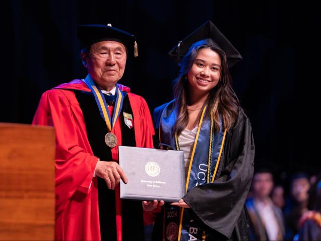 Chancellor Henry Yang presents award to Ashley Yeh ‘24 (CCS Biology)