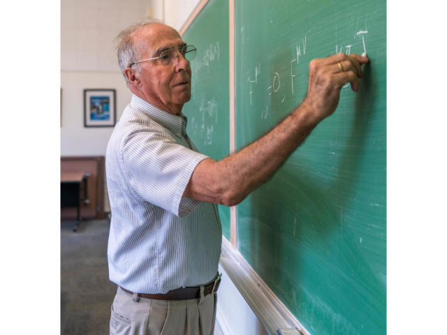 Francesc S. Roig teaching a physics class.