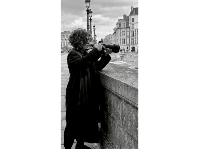 Janna Waldinger with camera in Paris; Photo Credit: Stefan Walkowiak